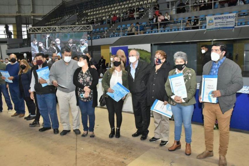 Insfrán entregó 692 títulos de propiedad de inmuebles a familias de 45 barrios capitalinos