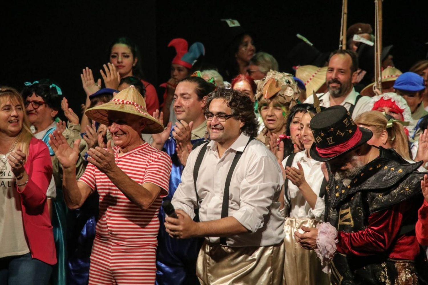 El Conjunto Carnavalesco Los Abuelos Divertidos en una muestra de 2022 realizada en el Teatro Gualeguaychú.