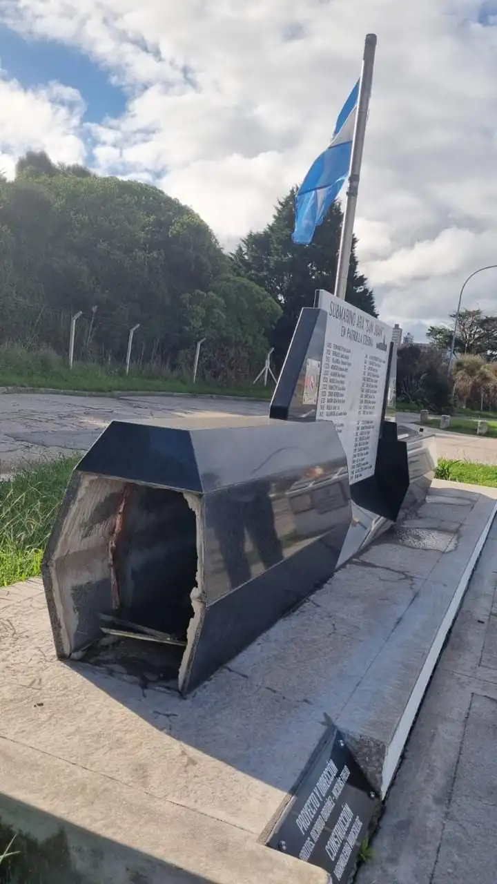Las roturas fueron detectadas y difundidas en redes sociales por Guillermo Tibaldi, exsubmarinista e impulsor de distintas travesías en memoria de los marinos fallecidos.