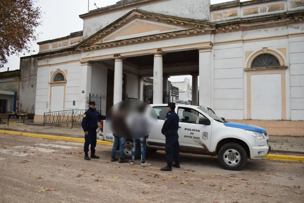 Atrapan a dos hombres robando bronce en los nichos del cementerio