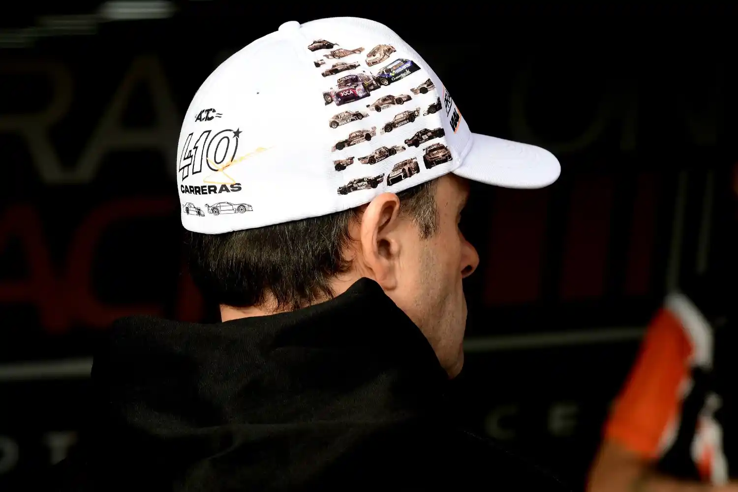 Christian Ledesma con la gorra alusiva a las 410 carreras. (Foto: ACTC)
