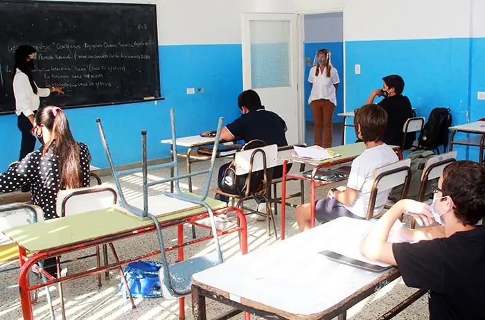 Piden más controles fuera de la escuela y que refuercen los cuidados frente a los contagios