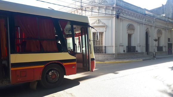 Escuelas sin transporte: por licitación desierta, Consejo Escolar informó que no habrá recorrido de combis y micros