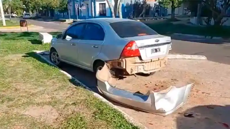 Una conductora apretó el acelerador en vez del freno y se la dio contra un auto