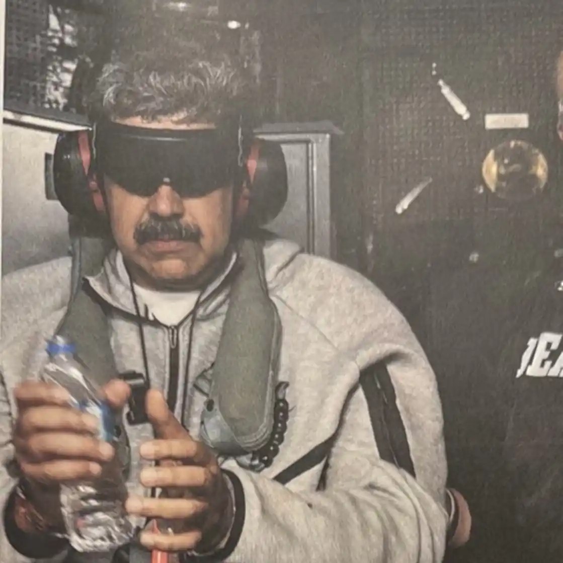 La primera foto de Nicolás Maduro tras la captura: ojos tapados y manos atadas