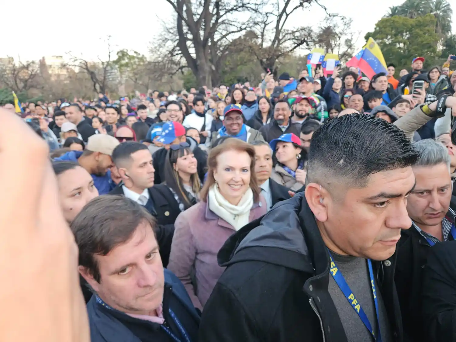 Mondino frente a la Embajada de Venezuela.