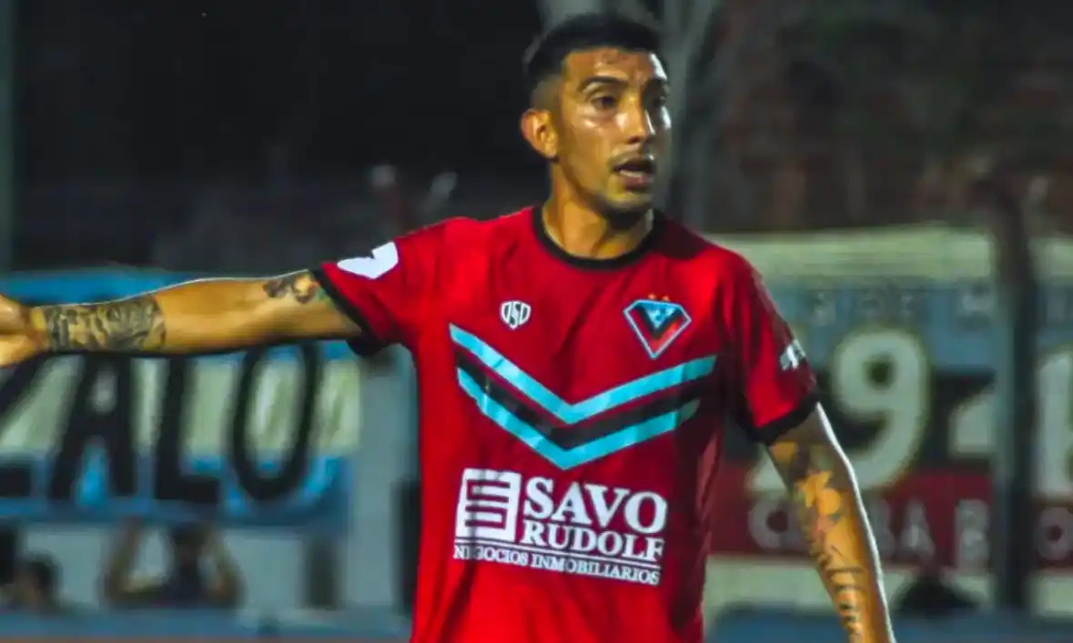 Nahuel Pereyra vistiendo los colores de Brown de Adrogué.