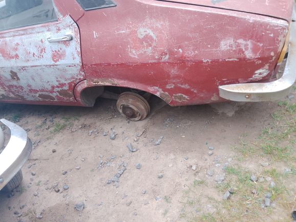 Le secuestraron el auto, pagó la multa y cuando lo fue a buscar le habían robado hasta las ruedas