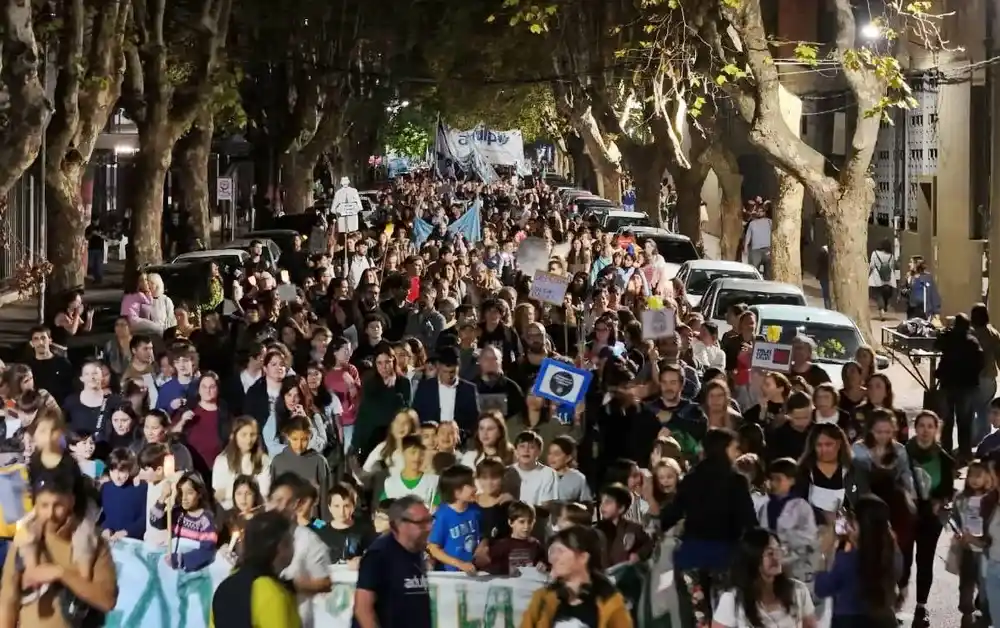 Masiva movilización en La Plata para exigir al gobierno nacional el cumplimiento de la Ley de Financiamiento universitario.