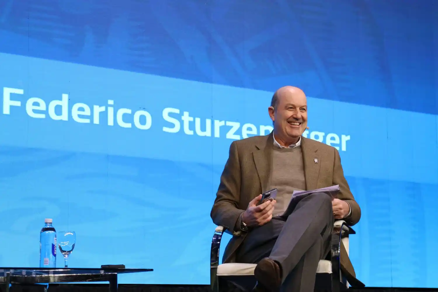 Sturzenegger de campaña en La Rural.