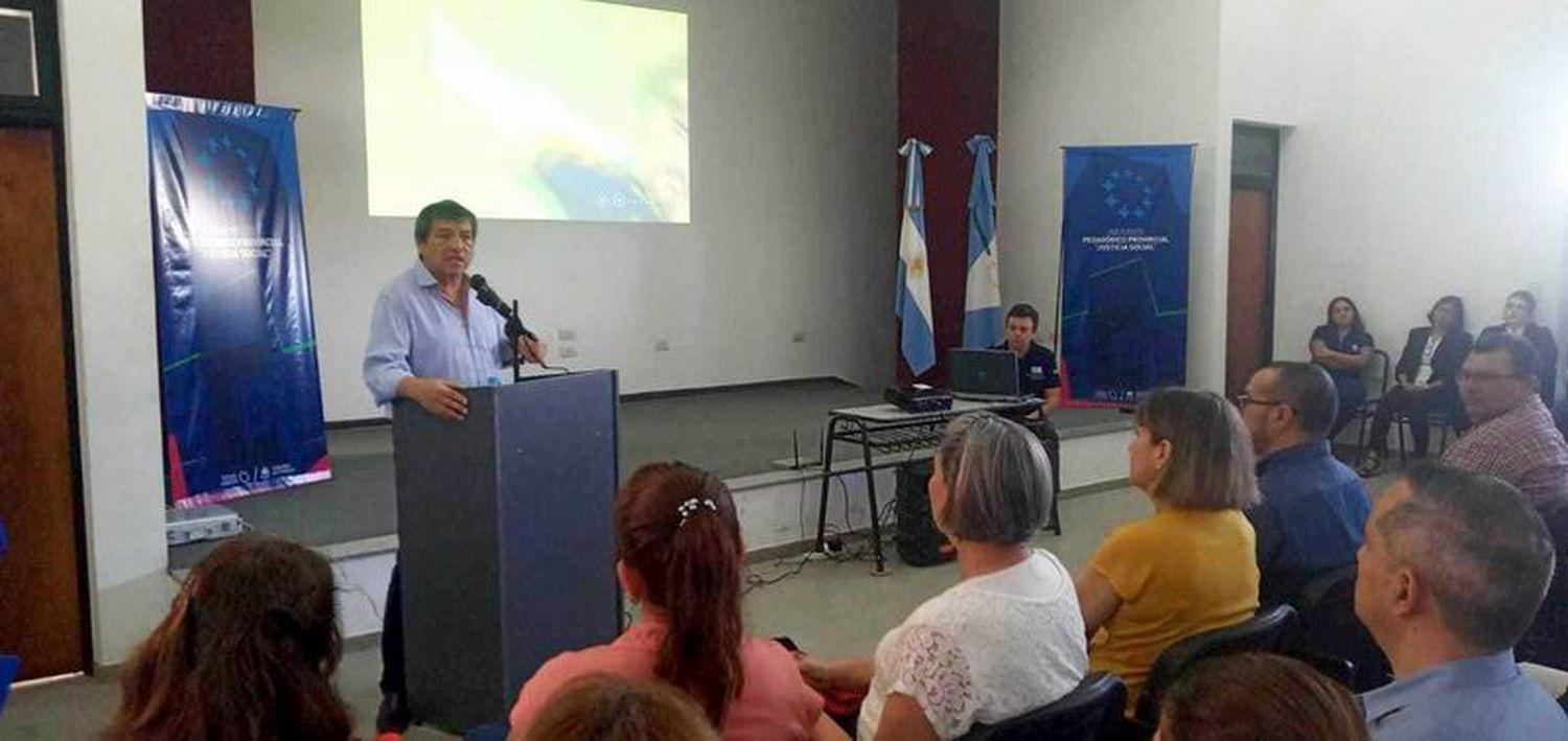 Presentaron el libro de Ciencias Sociales de
Formosa diseñado y producido por docentes locales