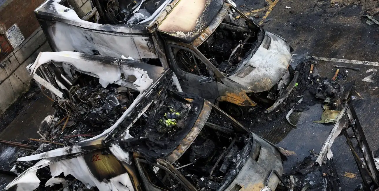 Ambulancias afectadas tras el incendio en Londres. Crédito: REUTERS.