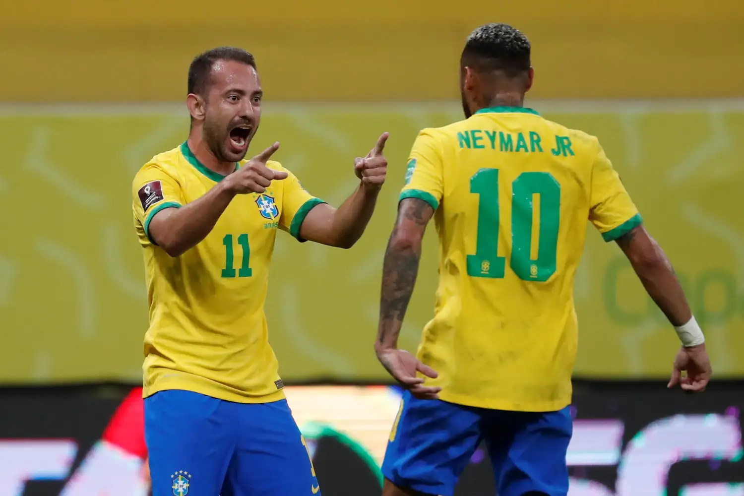 Everton Ribeiro y Neymar fueron autores de los goles brasileños.