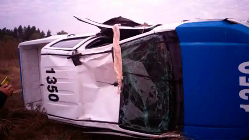 Dos policías lesionados y un patrullero destruido a raíz de un vuelco