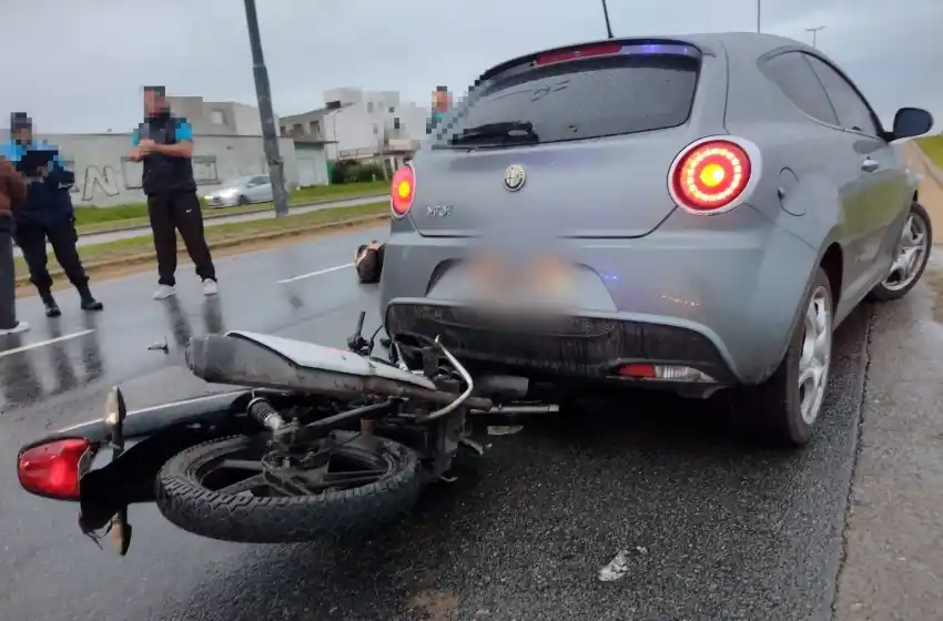 Un policía motorizado impactó contra un auto en la costa