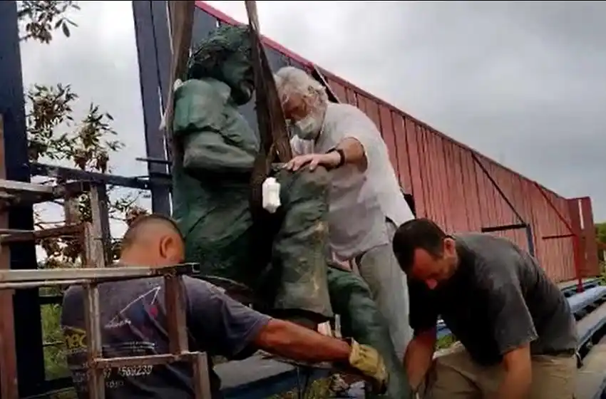 Homenaje al Trinche Carlovich: colocaron una estatua del ídolo en el Gabino Sosa