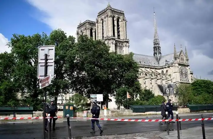 París en alerta: balean a un hombre que quiso atacar a un policía en Notre Dame