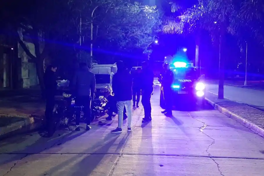 Circulaba en una moto sustraída y chocó: debió ser trasladado con lesiones graves