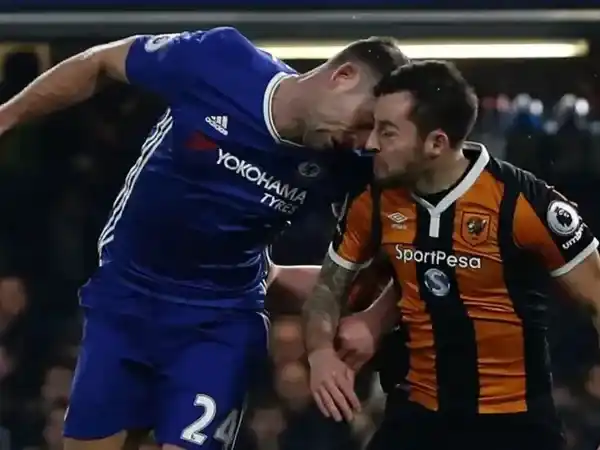 Choque de cabezas entre Gary Cahill y Ryan Mason que terminó con una fractura de cráneo en el fútbol inglés.