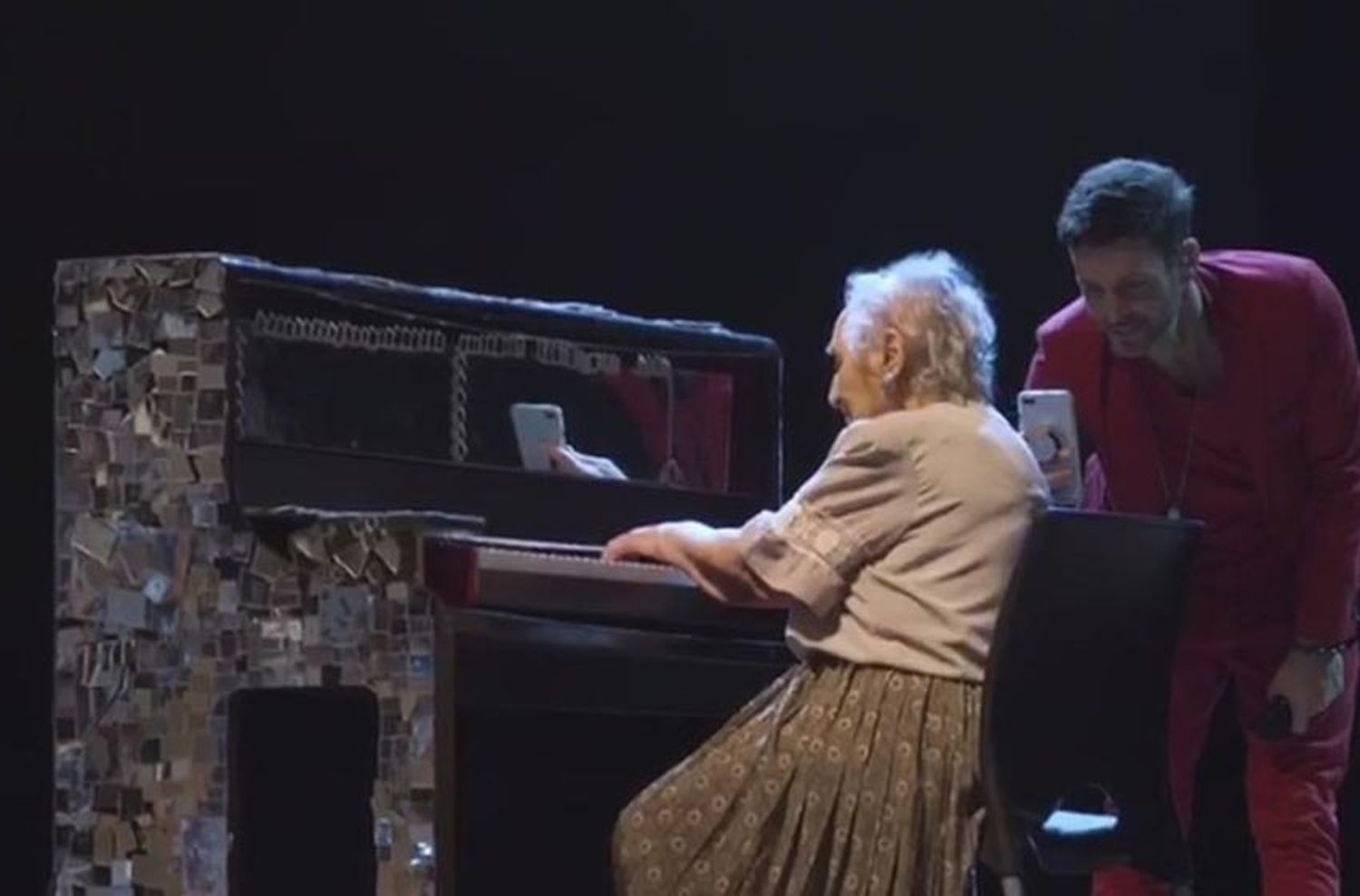 Axel subió al escenario a una abuela de 91 años a tocar el piano