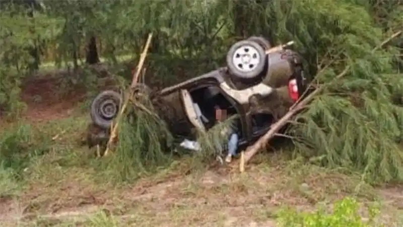 Una mujer viajaba en su auto, despistó y terminó volcando: fue hospitalizada de urgencia