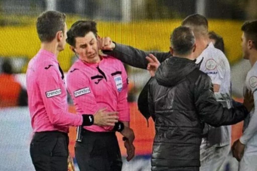 Faruk Koca se metió en la cancha y lo derribó de un golpe en la cara.