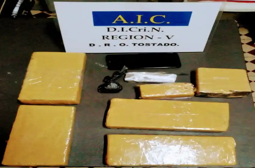 «Señor, llevo drogas por eso corrí»: insólito episodio en la terminal de Tostado con un joven que terminó detenido