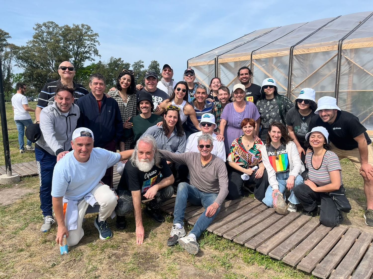 Abel Pintos y el elenco de Cyrano compartieron el Día de la Primavera junto a chicos de escuelas rurales