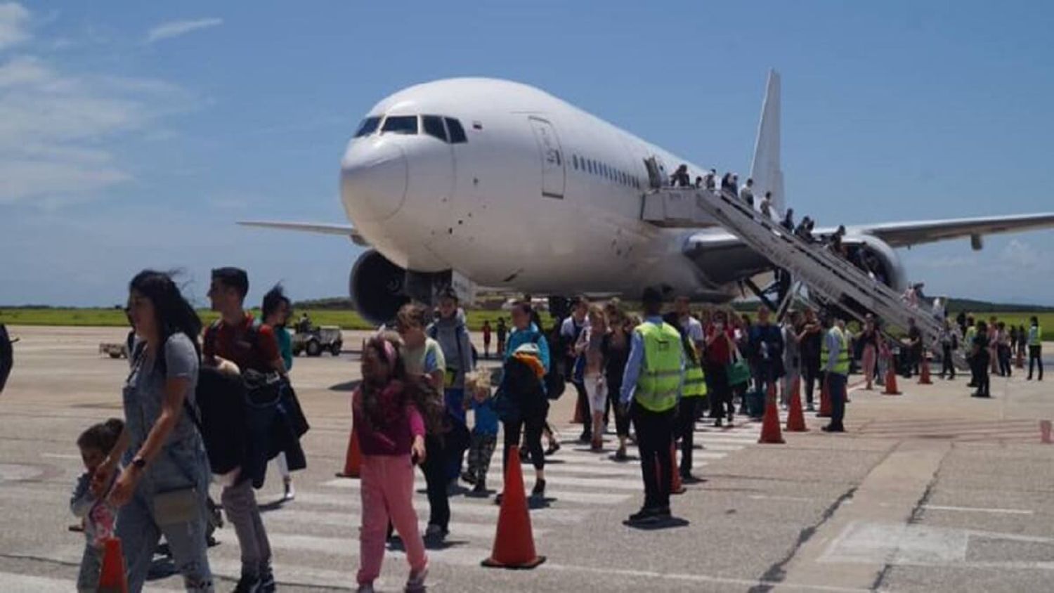¡QUE LOS TRAIGAN DE TODO EL MUNDO! Maduro promueve turismo ruso y cubano para Margarita