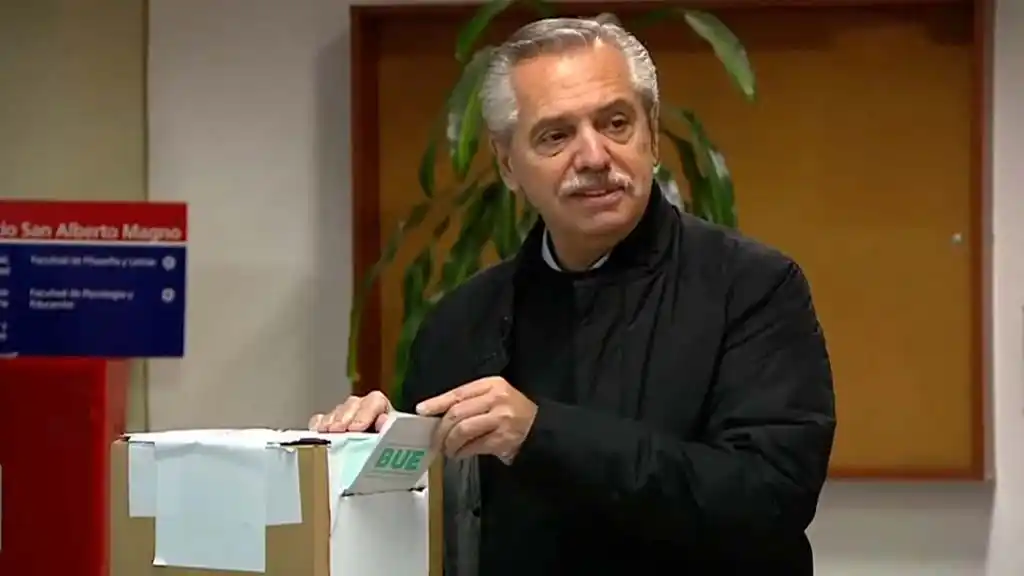 El presidente Alberto Fernández votó en la Universidad Católica Argentina (UCA), en la Ciudad Autónoma de Buenos Aires