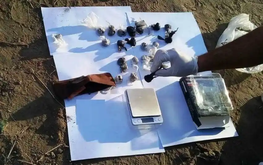 Menores demorados con 22 bagullos de marihuana