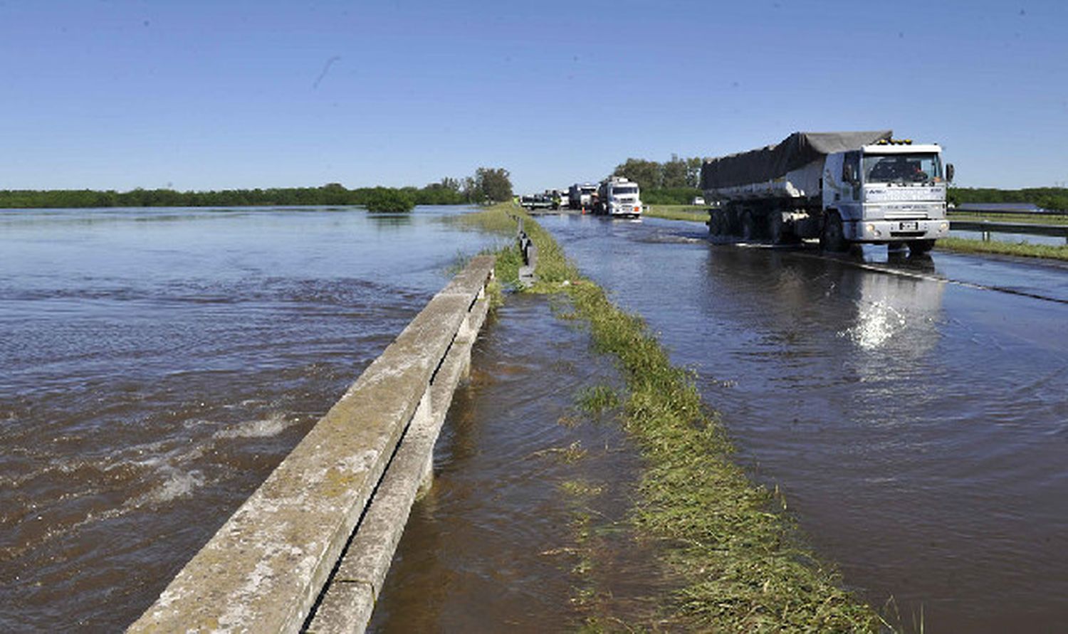 Defensa civil colabora con las localidades afectadas por la lluvia