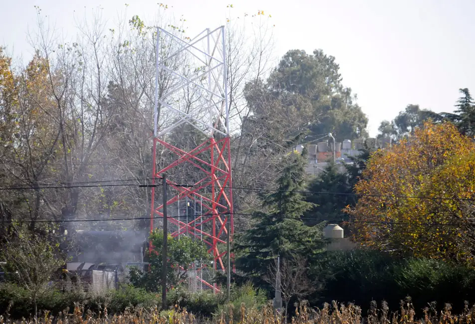  Detectaron la construcción clandestina de una  antena de telefonía móvil 