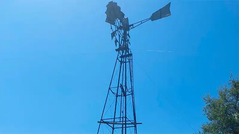 Arreglaba un molino y cayó al vacío