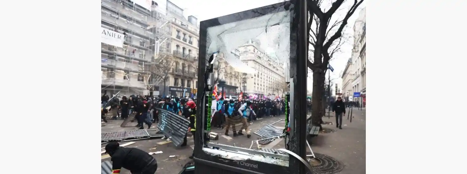 Sube la tensión en París: serios disturbios y destrozos durante una nueva protesta contra la reforma de Macron