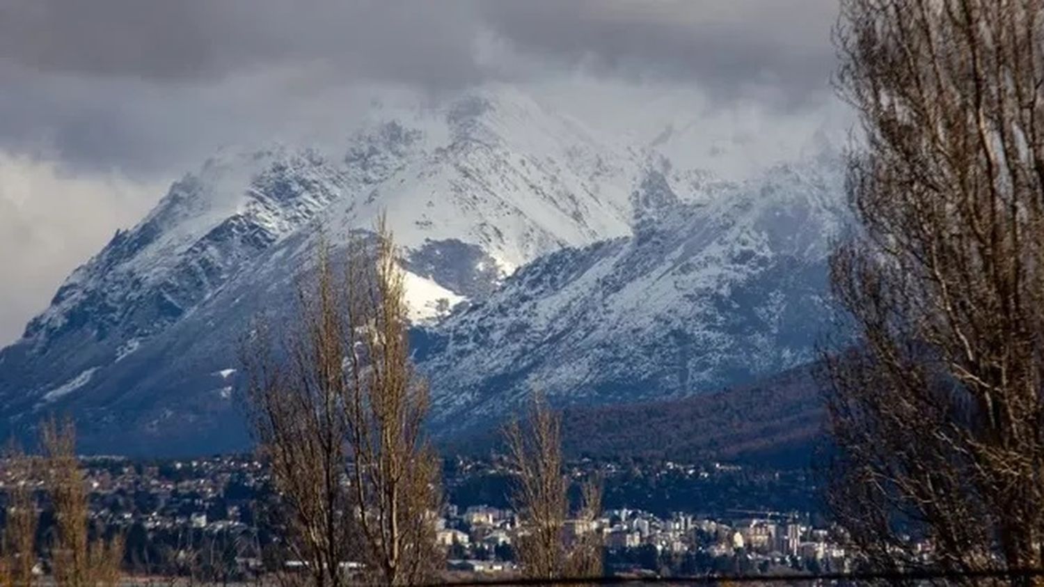 Emitieron alerta roja y amarilla por lluvias y nevadas en tres provincias