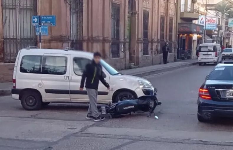 Fuerte accidente en moto: una adolescente chocó un perro y se fracturó el cráneo