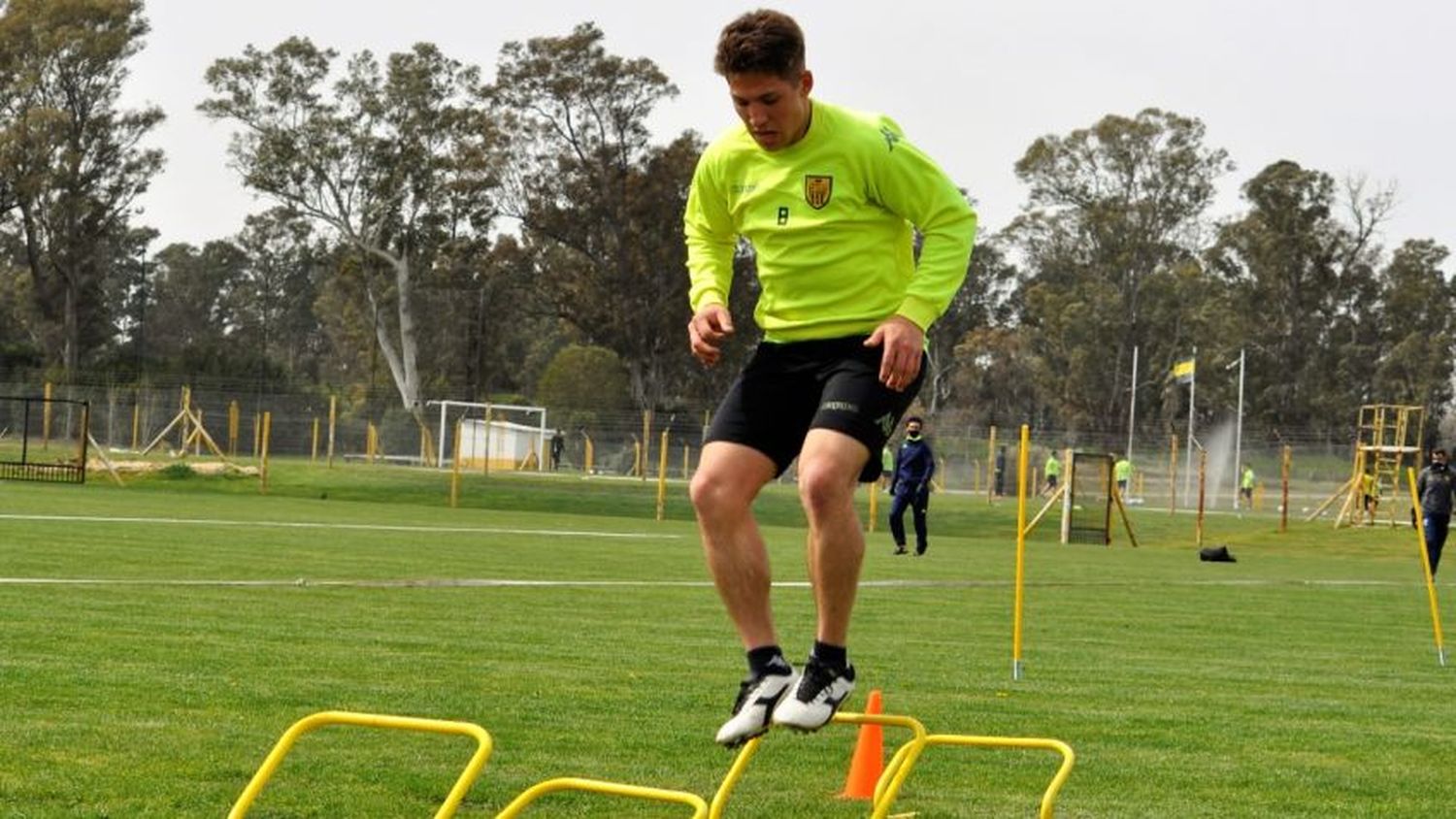 Ezequiel Saporiti, un potente delantero que busca crecer en Santamarina
