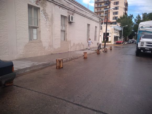 “Delimitan pero estacionan en la mano contraria”