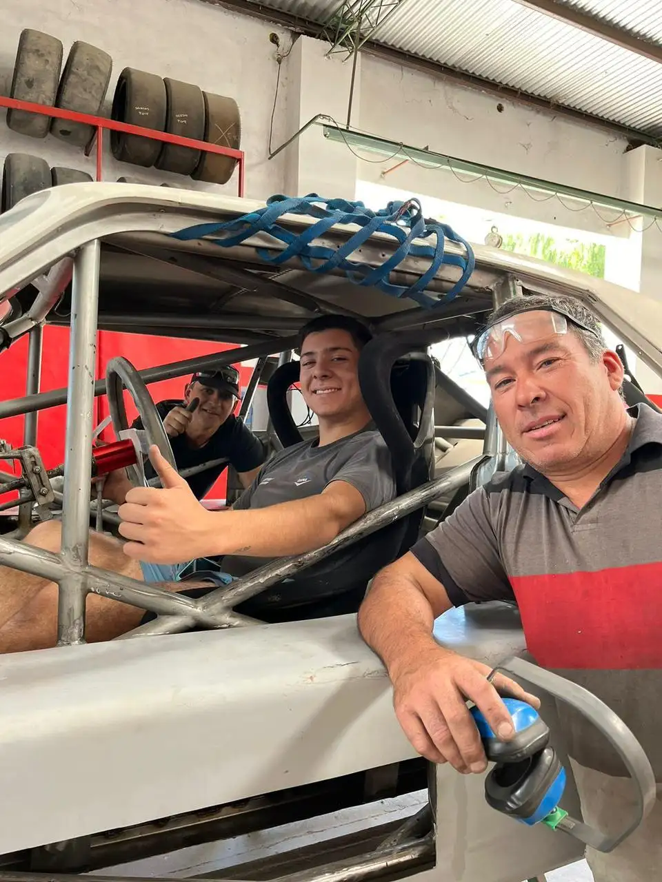 Agustín y su padre "Chino" Waldbillig, responsable de la Chevy.