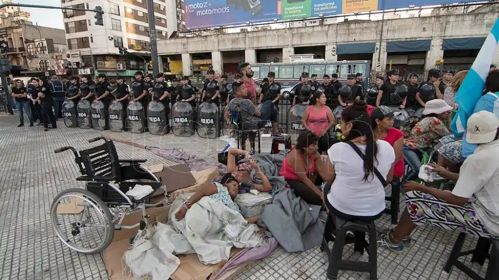 Luego de dos días, la policía liberó el piquete de manteros
