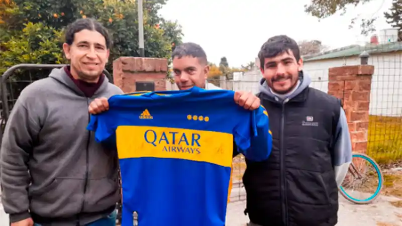 Quién es el entrerriano que recibió de sorpresa una camiseta de Boca autografiada por todo el plantel