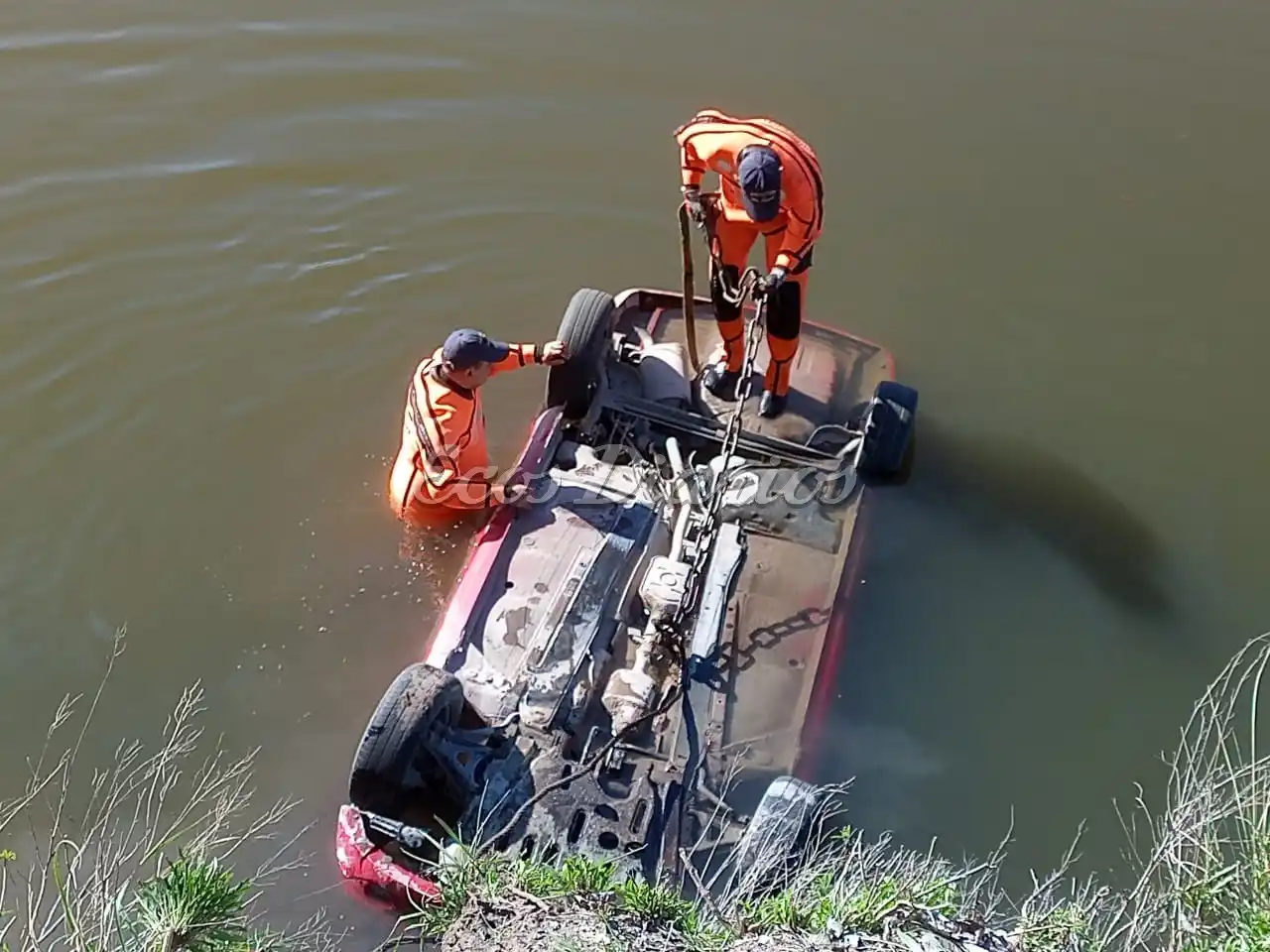 Apareció en el río un auto robado
