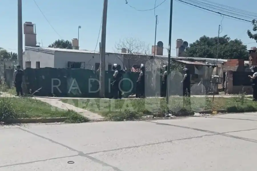 Desalojaron la casa donde vivía la madre de Kevin C., conocido por sus antecedentes delictivos