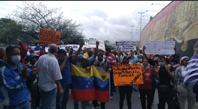 ¡EXIGEN MEJORES  SALARIOS! Profesores, obreros y personal administrativo de la UCV tomaron la autopista Francisco Fajardo