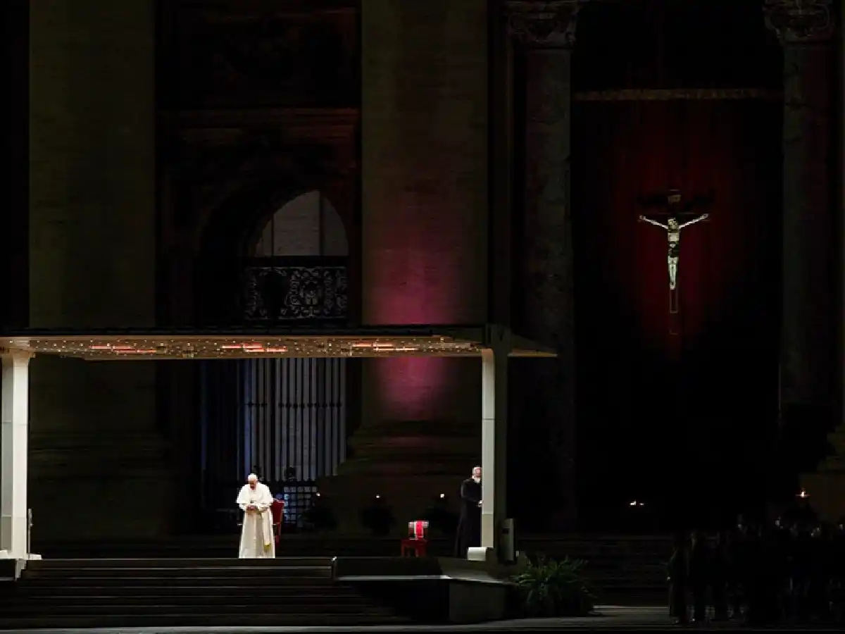 El Papa presidió en la Plaza San Pedro un Vía Crucis escrito por niños y jóvenes