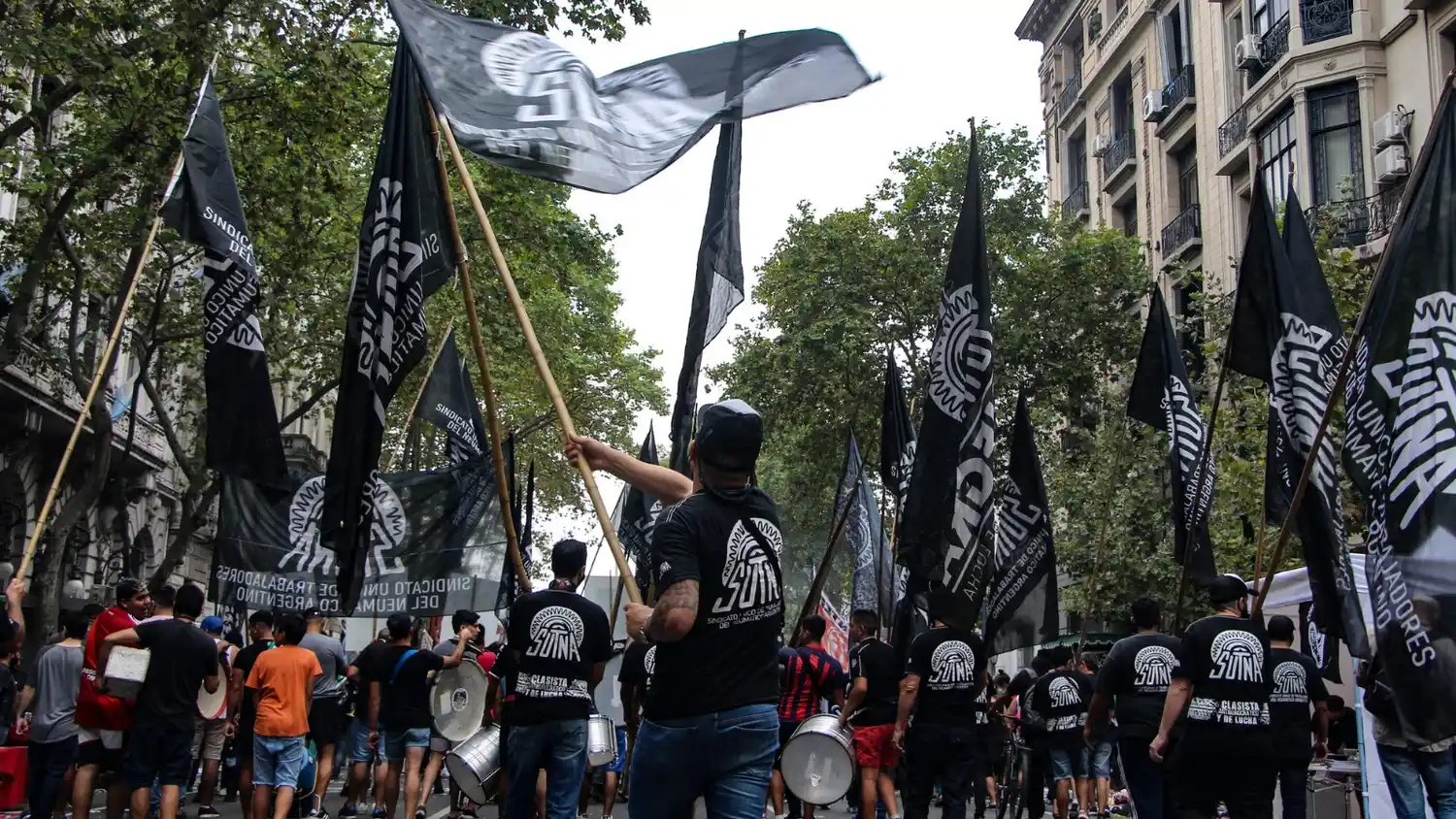 Trabajadores de FATE marchan hacia La Plata para pedir la intervención del gobierno bonaerense ante el conflicto por el cierre de la planta.