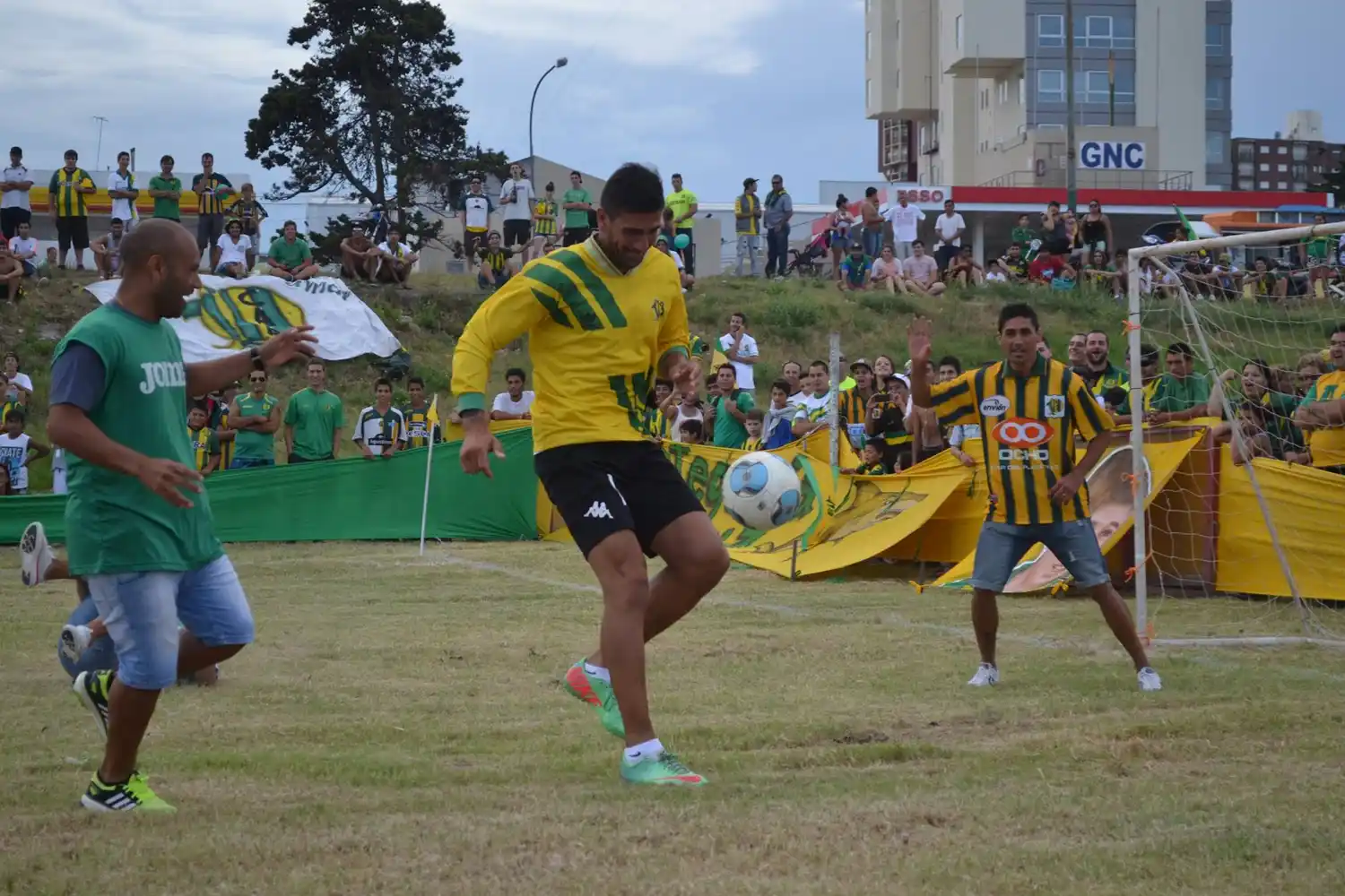 Todo el puerto, por la cancha