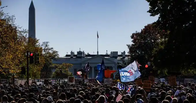 Estadounidenses rodean la Casa Blanca para celebrar victoria de Biden