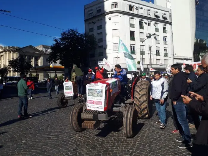 Pequeños productores marcharon y realizaron verdurazo